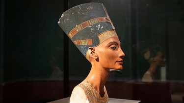 Die Büste der Königin Nofretete (um 1340 v.Chr) steht im Neuen Museum. Vor 100 Jahren, am 1. April 1924, wurde die Figur der altägyptischen Königin in Berlin erstmals öffentlich präsentiert. Entdeckt wurde sie bei Grabungen im ägyptischen Tell el-Amarna. | Bild: dpa-Bildfunk